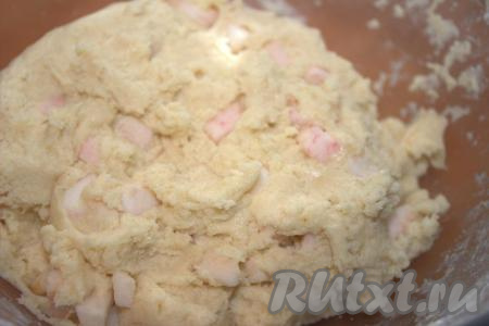 Тесто с яблоками получится нежным, мягким, слегка липнущим к рукам.