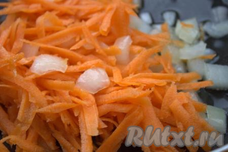 Затем морковь добавить в сковороду к луку. Обжаривать овощи в течение 5-7 минут на среднем огне, помешивая.