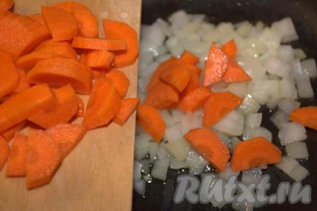 На сковороду влить растительное масло, добавить лук и обжаривать, помешивая, на среднем огне минуты 2-3 (до мягкости лука). Затем нарезанную морковку выложить к луку и обжаривать ещё 5 минут, не забывая помешивать.