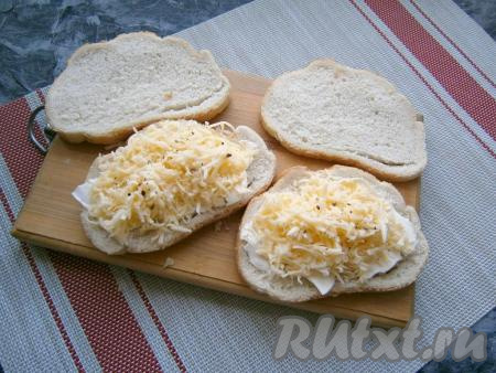 Кусочки батона, смазанные маслом, щедро посыпать сыром, чуть посолить и поперчить.
