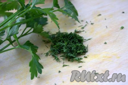 Зелень вымыть, обсушить, мелко нарезать и добавить в миску к кукурузе, моркови и капусте.