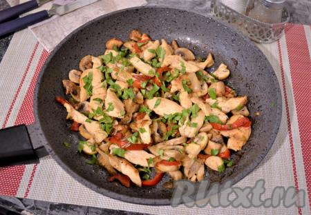 Куриное филе, жареное с шампиньонами