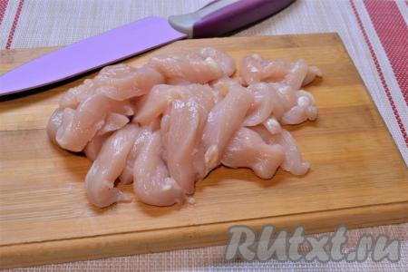 Куриное филе нарезать длинными кусочками.