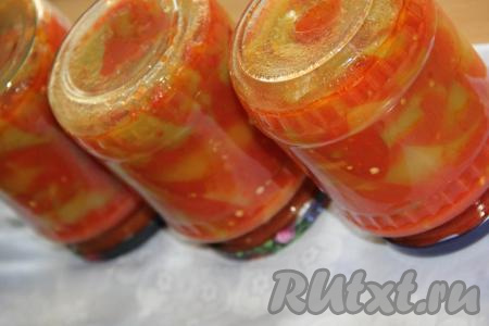 Закрутить (или закатать) банки с лечо прокипячёнными крышками и перевернуть кверху дном. Укутать банки в одеяло и оставить до полного остывания, а затем переставить в кладовку или погреб.
