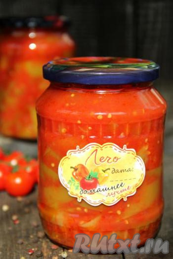 Вот такое красивое, яркое и очень вкусное лечо из болгарского перца и помидоров с добавлением уксуса и масла получилось.