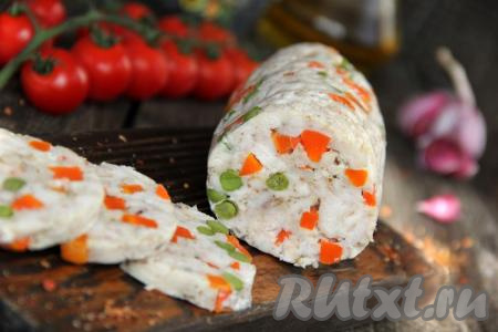 Нарезать колбаску на кусочки и подать к столу. Домашняя колбаса из куриной грудки, приготовленная с добавлением желатина, получилась очень вкусной. Мы такой батончик колбаски съедаем за два дня. Всем советую этот удачный рецепт!