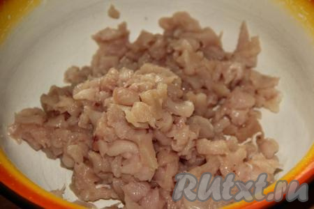 Куриную грудку нарезать на мелкие кусочки. Колбаска будет из рубленного мяса.