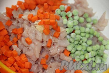 К мясу и чесноку добавить морковь и горошек. Я горошек предварительно не размораживала. Если у вас нет горошка, то можете приготовить колбасу и без него.