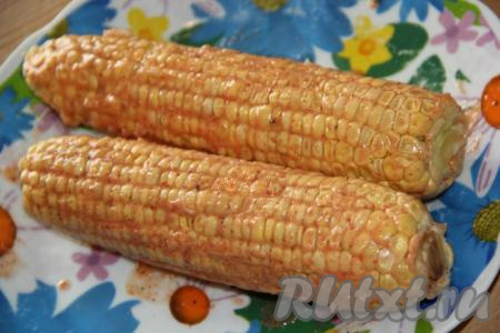Смазать получившейся массой кукурузу со всех сторон (я смазывала с помощью силиконовой кисти).