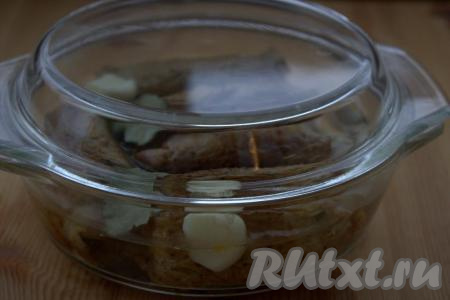 Накрыть форму с рулетиками крышкой (или фольгой) и поставить запекаться в заранее разогретую до 180 градусов духовку на 30-40 минут.