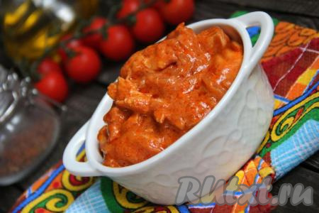 Аппетитное, сочное, нежнейшее куриное филе, приготовленное по-строгановски, подать к столу в горячем виде с любым гарниром. Очень вкусно, попробуйте!