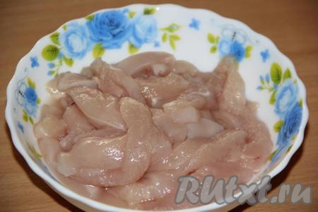 Куриное филе промыть под водой и нарезать на длинные полоски.