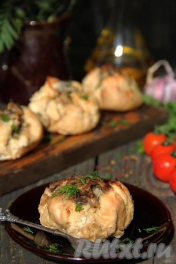 Снять фольгу и переложить филе с начинкой на тарелку. Подать красивое и вкусное блюдо в горячем виде с любым гарниром.