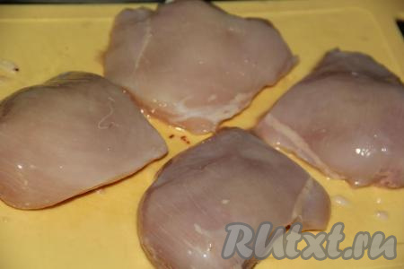 Куриную грудку промыть под водой, нарезать на небольшие пласты мяса (как на фото). 