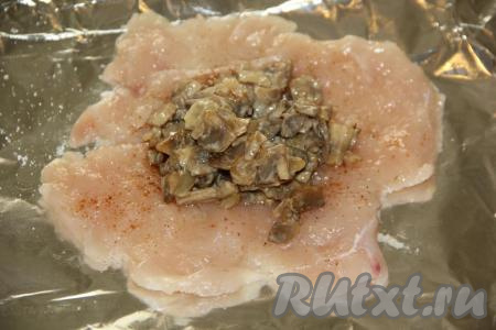 На середину каждого пласта мяса выложить грибную начинку. Таким образом равномерно распределить грибы, раскладывая по всем кусочкам филе.
