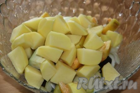 Картофель очистить и нарезать на кусочки размером, примерно, 2х2 см.