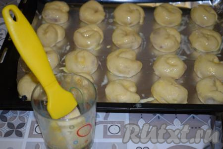 При помощи кулинарной кисти смазываем булочки взбитым яйцом и, по желанию, посыпаем кунжутом.