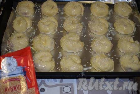 При помощи кулинарной кисти смазываем булочки взбитым яйцом и, по желанию, посыпаем кунжутом.