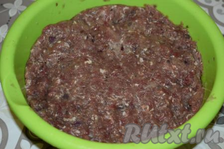 Прокрутить мясо, лук, чеснок и багет на мясорубке. Фарш посолить, поперчить, добавить любимые вами специи. Дать постоять фаршу минут 15-20 для того, чтобы он просолился и пропитался ароматами специй.