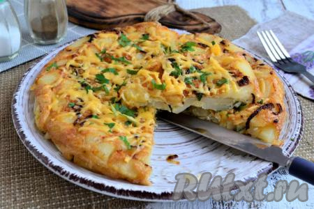 Вкуснейшую картофельную тортилью подать к столу в горячем виде, нарезав на части.