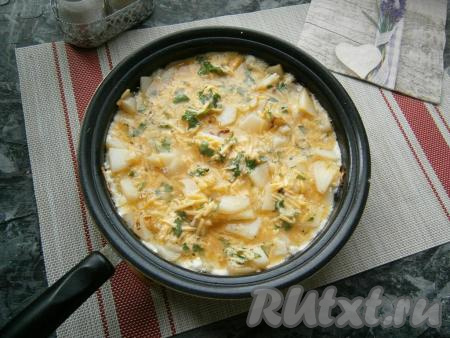 В сковороду с картофелем, обжаренным с луком, влить яично-сырную смесь.