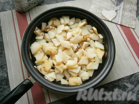 Посолить кусочки картошки, перемешать с луком и обжарить, помешивая, в течение 5 минут на среднем огне.