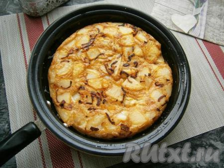 Огонь сделать минимальным, сковороду накрыть крышкой и готовить картофельную тортилью 5-7 минут. После этого очень аккуратно с помощью тарелки или двух лопаток перевернуть тортилью. Обжаривать другую сторону на минимальном огне уже без крышки ещё около 3-5 минут.