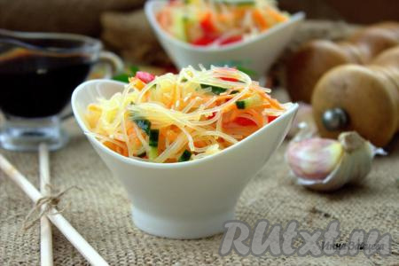Салат с фунчозой, перцем и огурцом