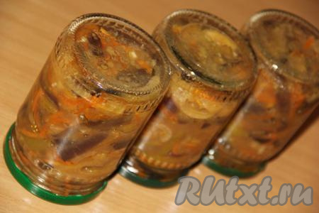 Затем аккуратно достать баночки с заготовкой из кастрюли, закрутить крышками. Банки перевернуть вверх дном, тщательно укутать в одеяло. Когда баночки полностью остынут, убрать их в кладовку.