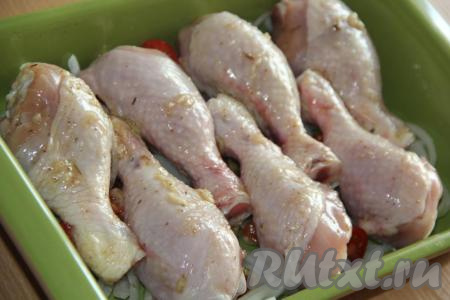 Выложить части курицы.