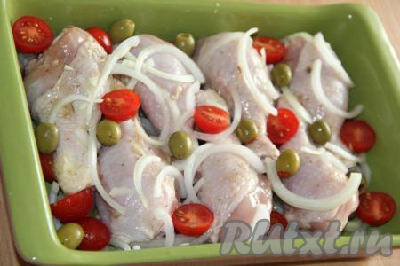 Поверх курицы выложить оливки целиком, оставшиеся лук и помидоры. 