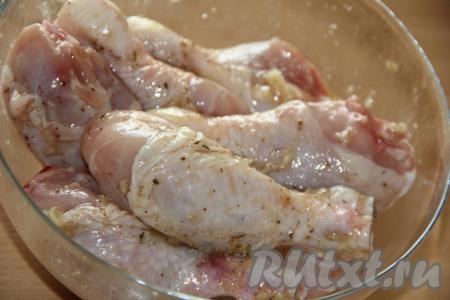Тщательно перемешать кусочки курицы со специями и маслом. Оставить на пару часов при комнатной температуре.
