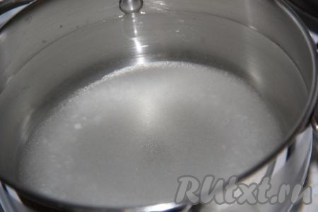 Налить в кастрюлю воду, добавить в неё сахар и соль.
