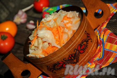Капуста, маринованная горячим рассолом, получается аппетитной, вкусной, хрустящей, а готовится достаточно быстро (всего за сутки). Такая капустка отлично разнообразит меню и прекрасно дополнит многие блюда!
