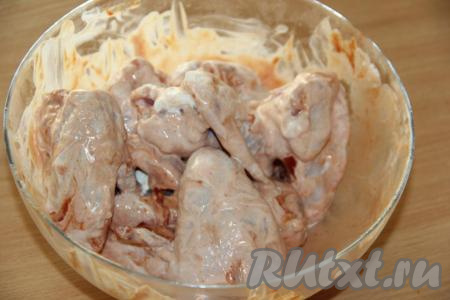 Хорошо перемешать куриные крылышки с маринадом и оставить минимум на 2 часа (можно оставить мариноваться на ночь в холодильнике).