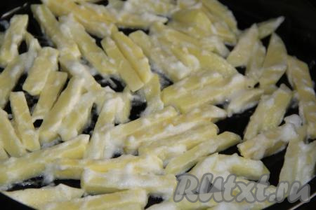 Противень смазать растительным маслом (или застелить пергаментом). Выложить картофель на противень в один слой.