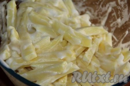 Аккуратно перемешать картофель с белками. Картофельные дольки должны полностью покрыться белком.