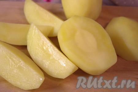 Остывший картофель нарезать крупными дольками.