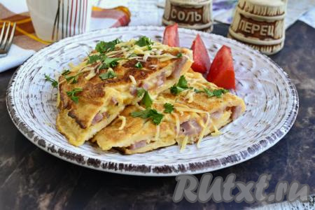 Омлет с сыром и ветчиной на сковороде