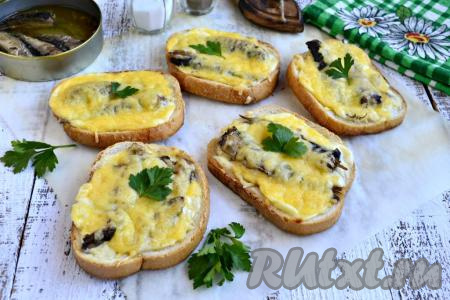 Горячие бутерброды со шпротами в духовке