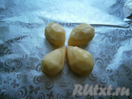 Закрыть картошку, фаршированную сыром, срезанными "крышечками". Разместить картофель на листе фольги, сверху ещё немного его посолить и полить растительным маслом.