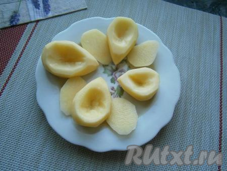 Срезать третью часть картофеля сверху - это будет крышечка, а в другой части картофелины вырезать ножом небольшие углубления, как на фото.