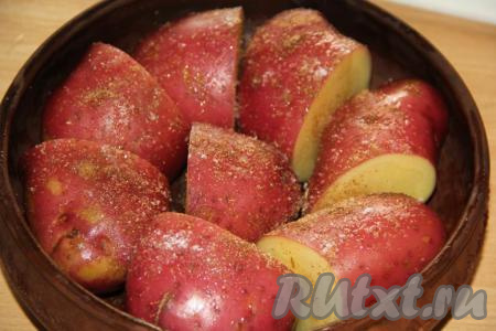 Сбрызнуть картофель оливковым маслом, посыпать солью и специями. 