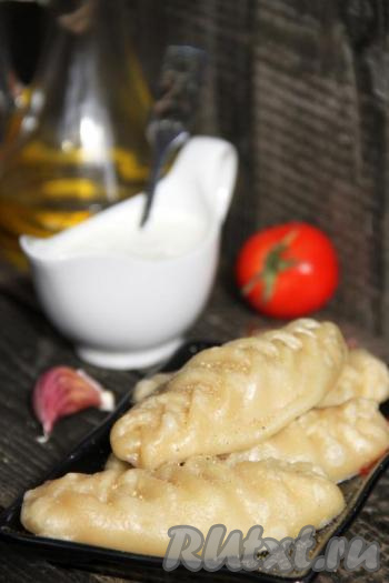 Вкусные, сочные манты, приготовленные в мультиварке на пару, подать к столу в горячем виде с любым соусом. Попробовав это сытное блюдо, вы точно не разочаруетесь!