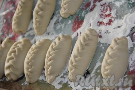  Готовые манты выложить на припылённый мукой стол. Часть мантов можно выложить на досочку и заморозить в морозилке впрок.