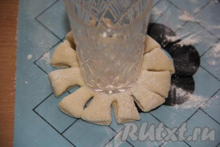 Сделать ножом 12 разрезов.