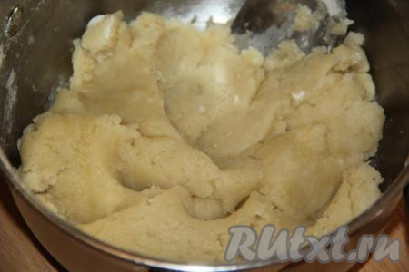 Снять кастрюлю с огня и всыпать муку. Сразу ложкой тщательно перемешать муку с закипевшей водой. Как только тесто достаточно остынет, переложить его на стол и хорошо вымесить. Тесто получится очень эластичным и нежным, не липнущим к рукам. Накрыть заварное тесто полотенцем и оставить остывать.