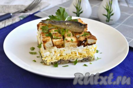 Салат со шпротами и сухариками