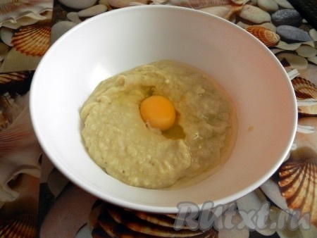Приготовить однородный фарш из куриного филе и кабачка. Добавить яйцо, соль, перец, тщательно перемешать.