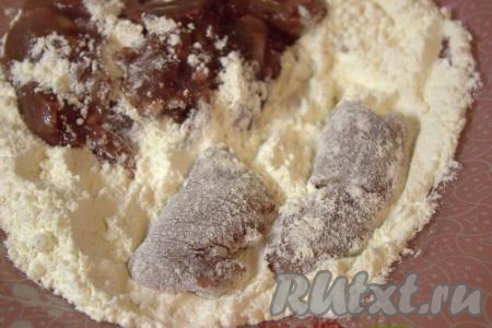 В миску всыпать муку и в ней обвалять каждый кусочек куриной печени со всех сторон. 